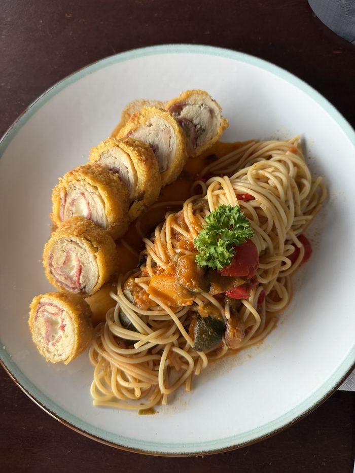 Breaded chicken rolls with spaghetti