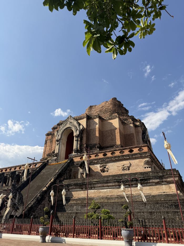 Wat Chedi Luang's brick chedi under a blue sky