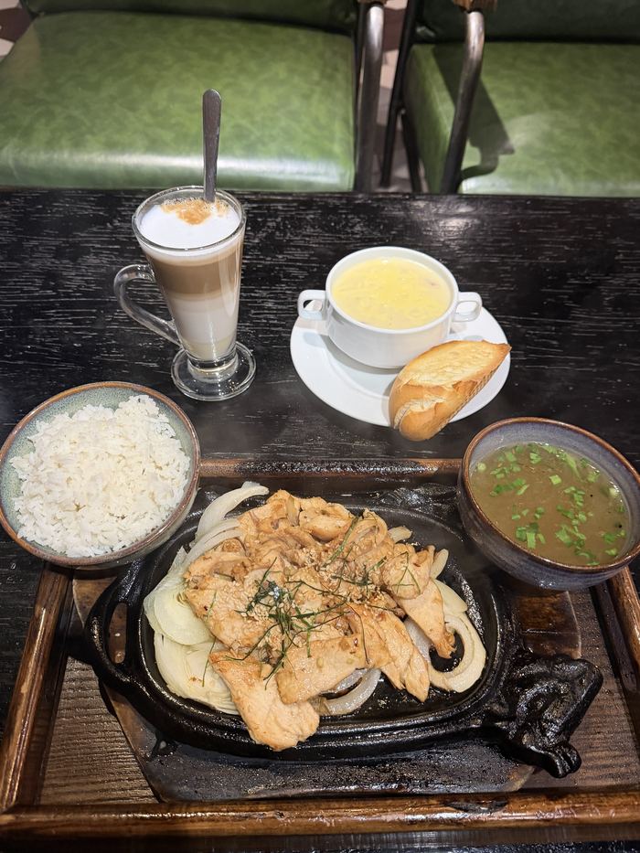 Sizzling chicken with rice, soup, and a latte